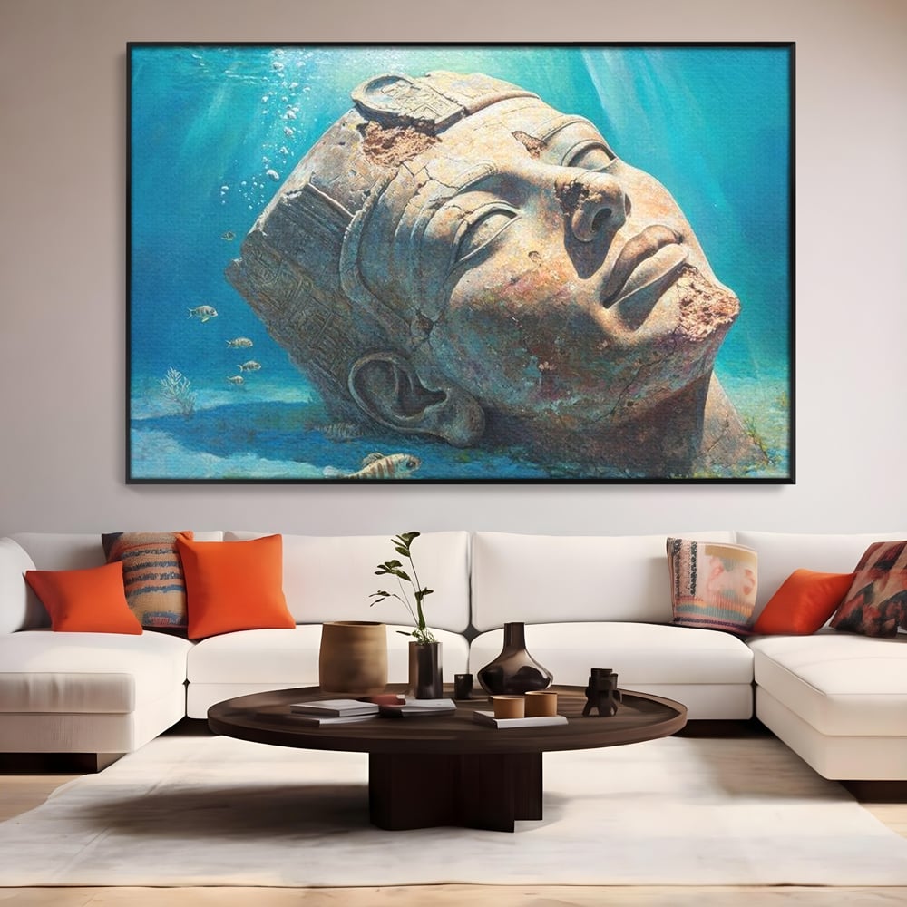 Tablou canvas cu cap de statuie faraonica scufundat, in rama de aluminiu negru, pe perete intr-un living